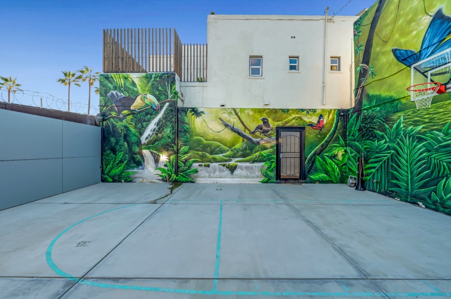 More Photos Of 1915 Ocean Front Walk, Venice Flex For Sale