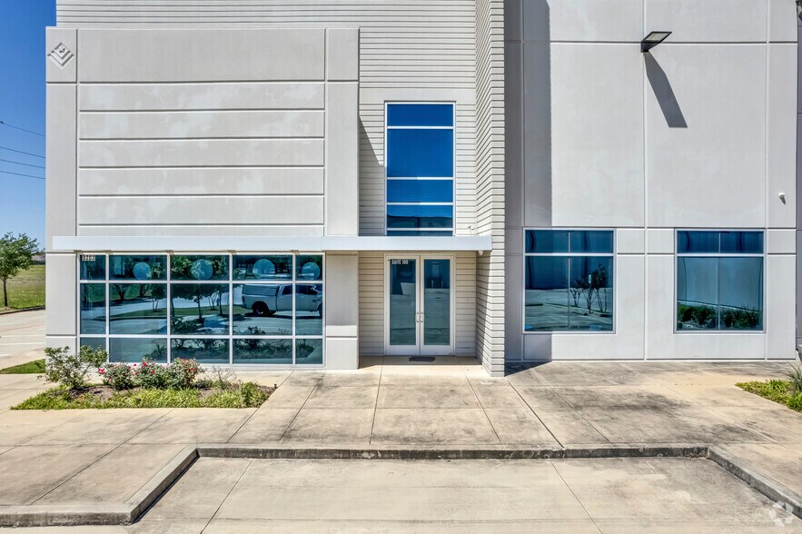 More Photos Of 3203 S Sam Houston Pky E, Houston Warehouse For Lease