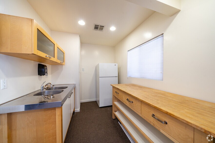 More Photos Of 821 W El Camino Real, Mountain View Flex For Lease