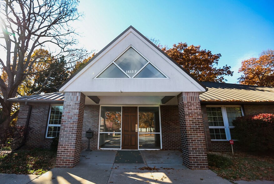 More Photos Of 1615 S Ingram Mill Rd, Springfield Office For Lease