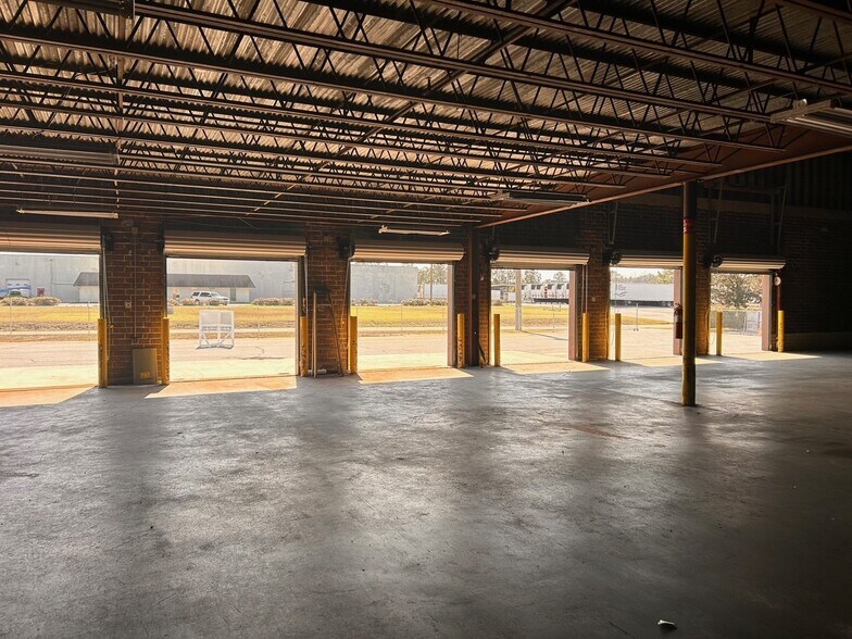 More Photos Of 1030 Campbell St, Thomasville Warehouse For Lease