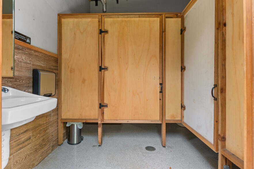 More Photos Of 6440 Cedar Ln, Brooksville Sports And Entertainment For Sale