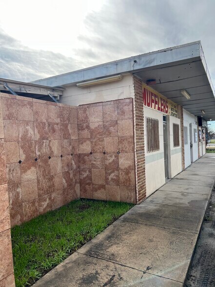 More Photos Of 430 N General McMullen Dr, San Antonio Auto Repair For Sale