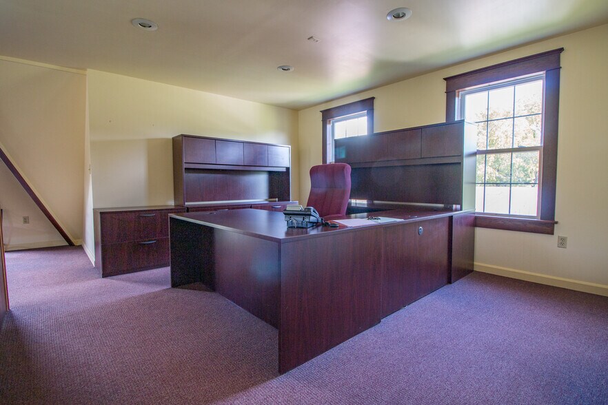 More Photos Of 1946 State Route 208, Pulaski Office For Sale