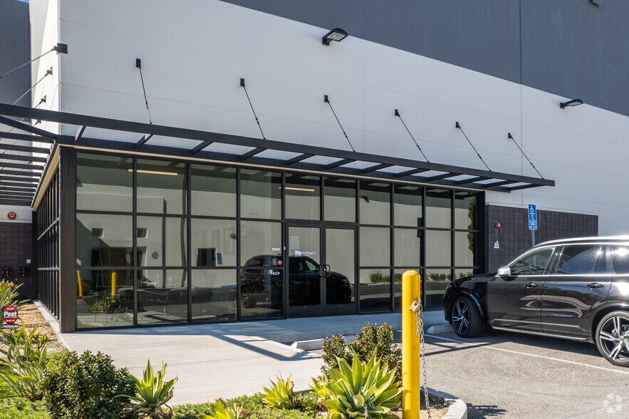 More Photos Of 28606 Hasley Canyon Rd, Castaic Warehouse For Lease