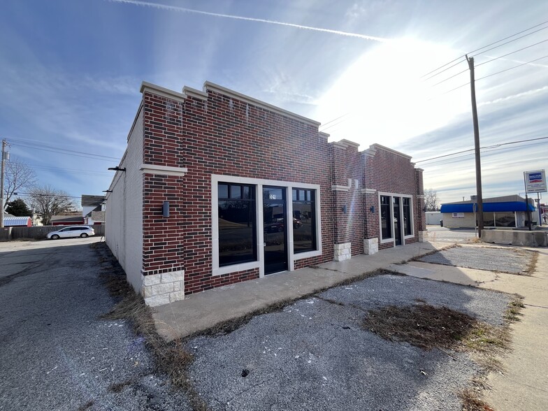 Primary Photo Of 321 S Main St, Sapulpa Freestanding For Sale