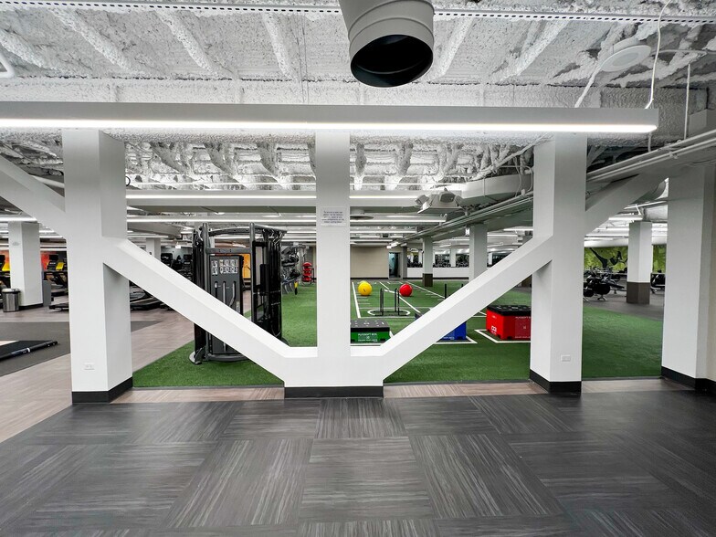 More Photos Of 5440 N Cumberland Ave, Chicago Office For Lease