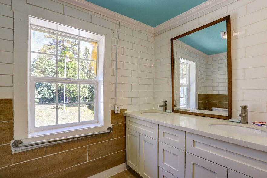 More Photos Of 212 Main St, Sierra City Hotel For Sale