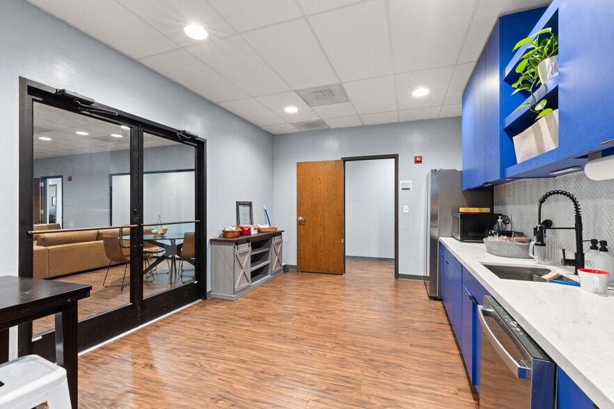 More Photos Of 2122 E Governors Cir, Houston Office For Sale