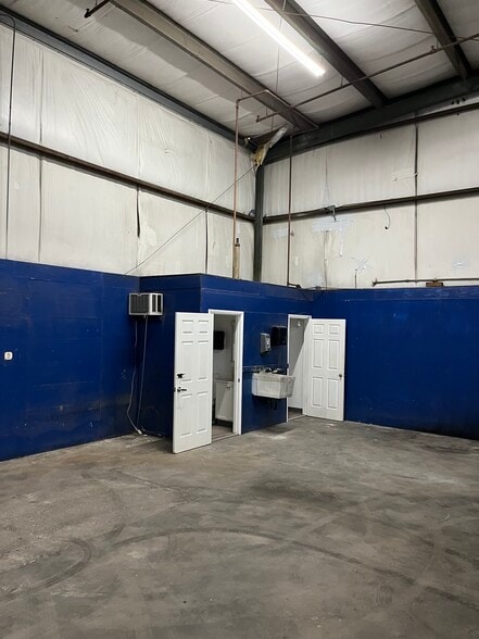 More Photos Of 5180-5186 52nd St, Clearwater Manufacturing For Lease