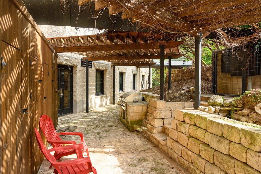 More Photos Of 8226 Bee Caves Rd, Austin Office For Sale