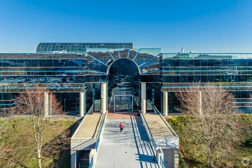 More Photos Of 290-300 Broadhollow Rd, Melville Office For Lease