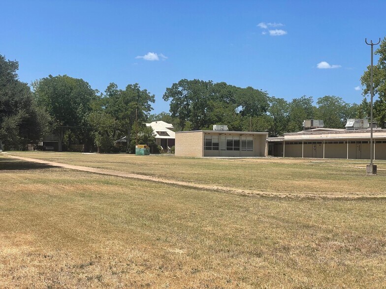 More Photos Of 216 E College St, Seguin Flex For Sale