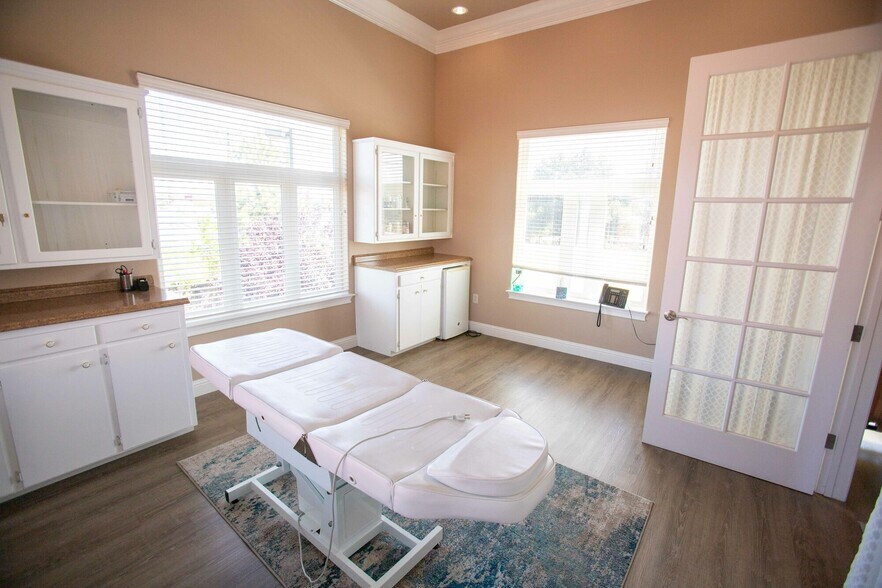 More Photos Of 2110 Railroad Ave, Redding Medical For Sale
