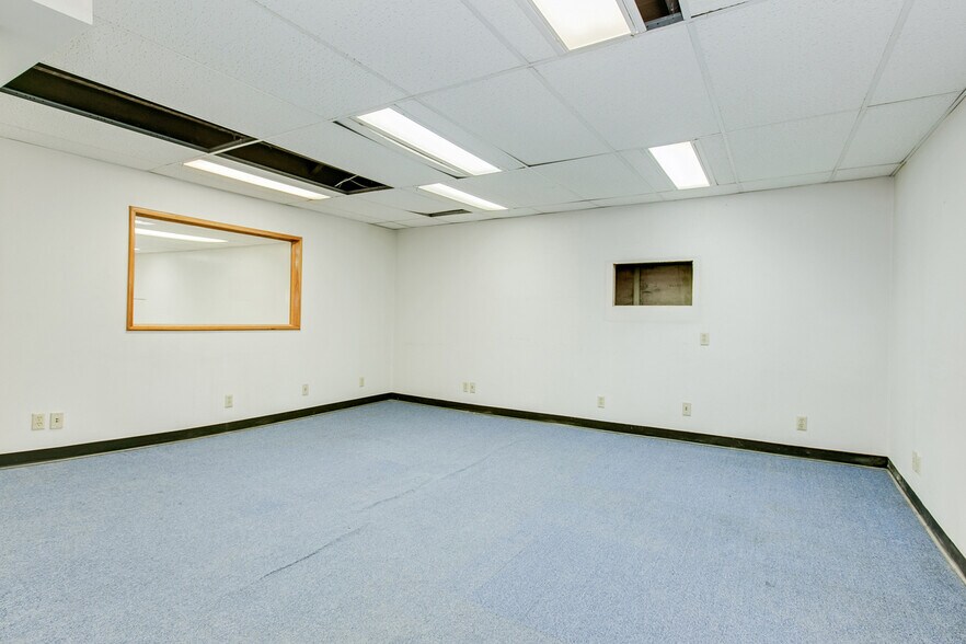 More Photos Of 444 Wacouta St, Saint Paul Showroom For Sale