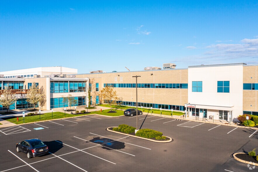 More Photos Of 330-339 S Warminster Rd, Hatboro Warehouse For Lease