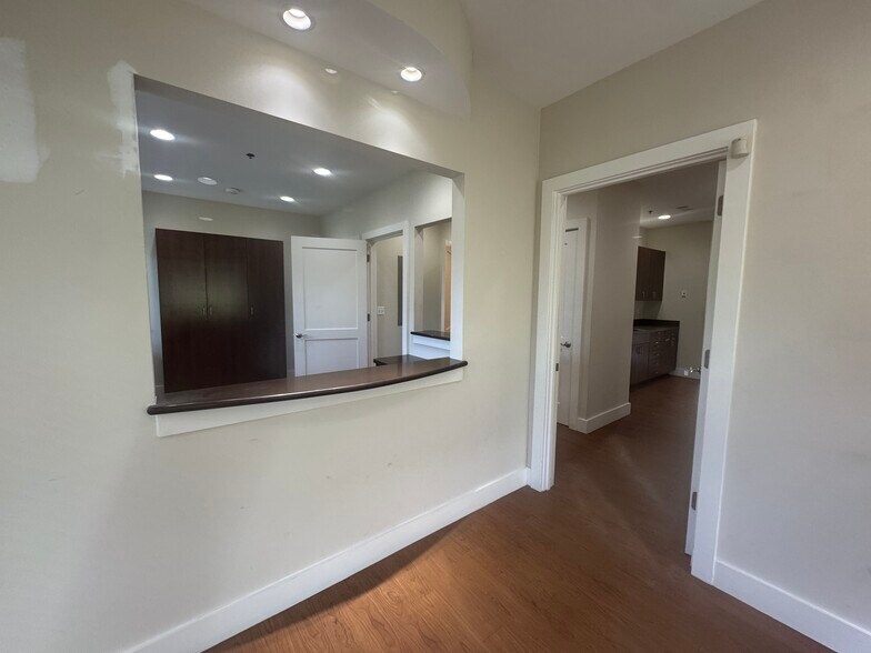 More Photos Of 23 N Main St, Hilton Head Island Office For Sale