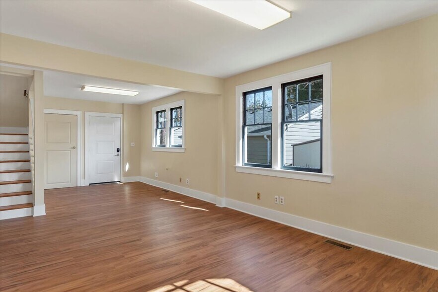 More Photos Of 1607 State St, Salem Office For Sale