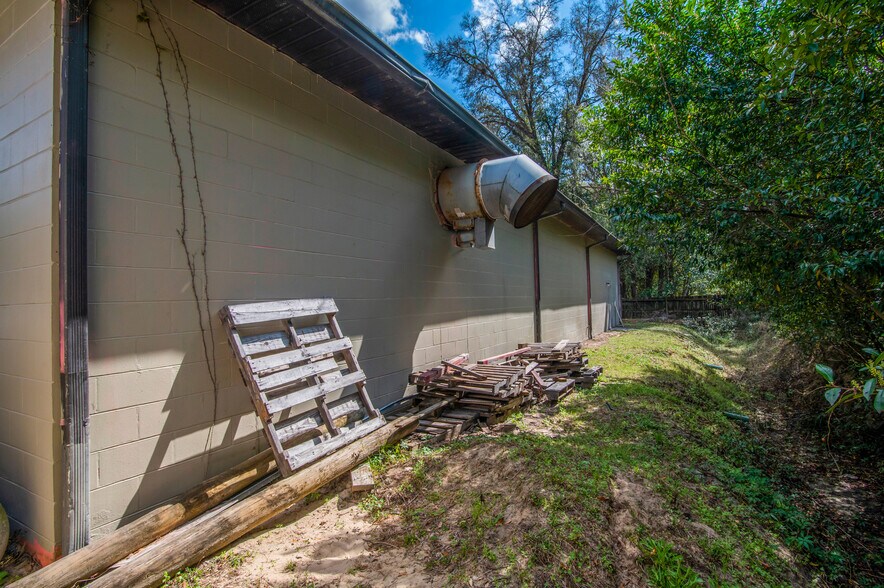 More Photos Of 982 E Hartshorn Ln, Holder Auto Repair For Sale