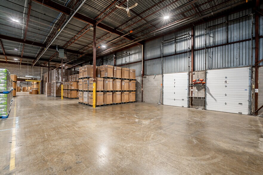 More Photos Of 8100-8200 Boul Cavendish, Saint-Laurent Distribution For Lease