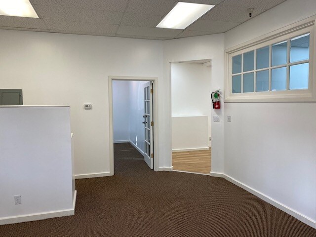 More Photos Of 2510 Main St, Santa Monica General Retail For Sale