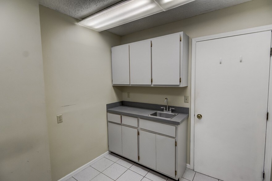 More Photos Of 3130 N Woodford St, Decatur General Retail For Sale