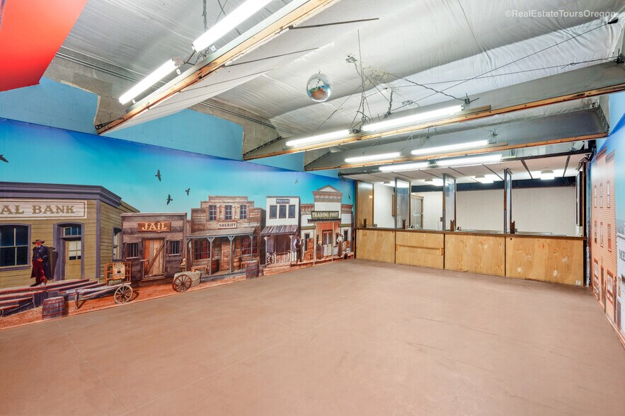 More Photos Of 10791 Oak St NE, Donald Showroom For Sale