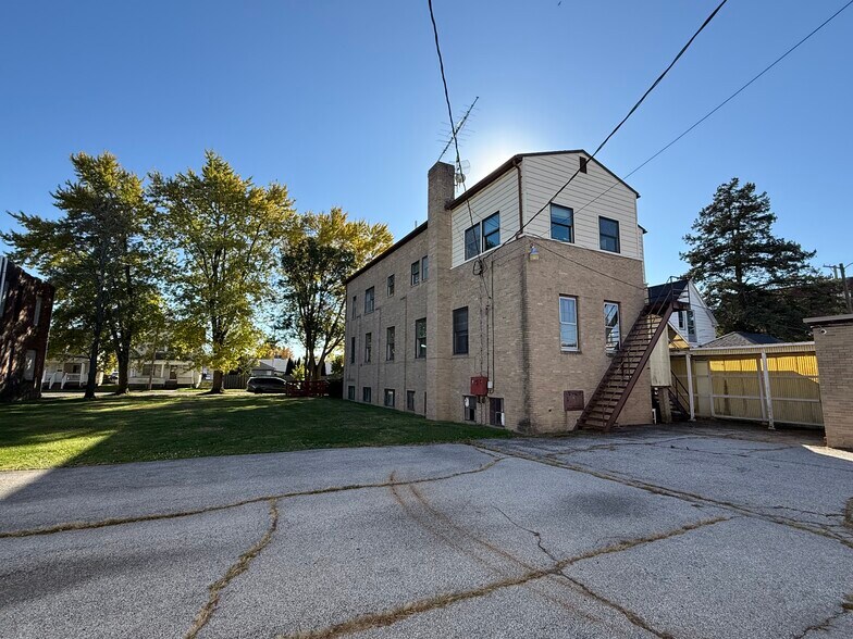 More Photos Of 224 E Rensselaer St, Bucyrus General Retail For Sale