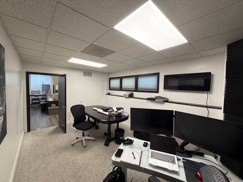 More Photos Of 4317 S River Blvd, Independence Office For Sale