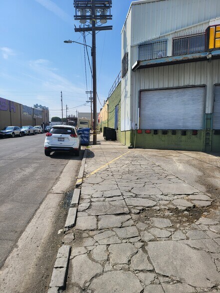 More Photos Of 1000 Lawrence St, Los Angeles Warehouse For Sale