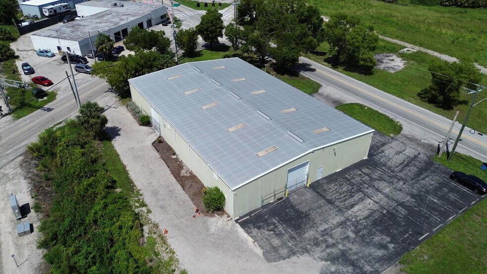 More Photos Of 1585 Seaboard St, Fort Myers Warehouse For Lease
