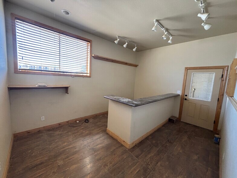 More Photos Of 3340 Fox Ave, Kingman Warehouse For Lease