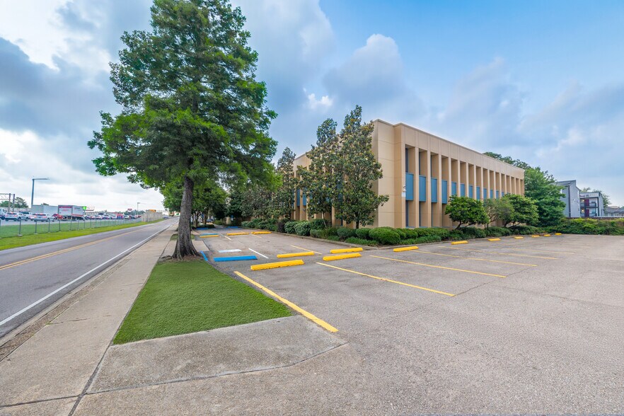 More Photos Of 4300 S I-10 Service Rd, Metairie Loft Creative Space For Lease