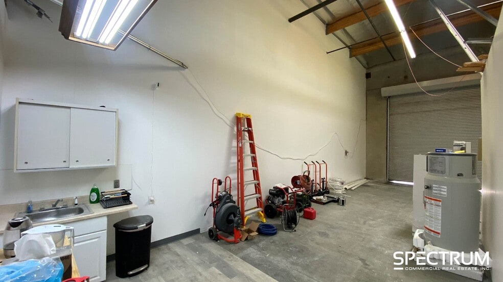 More Photos Of 26470 Ruether Ave, Santa Clarita Warehouse For Lease