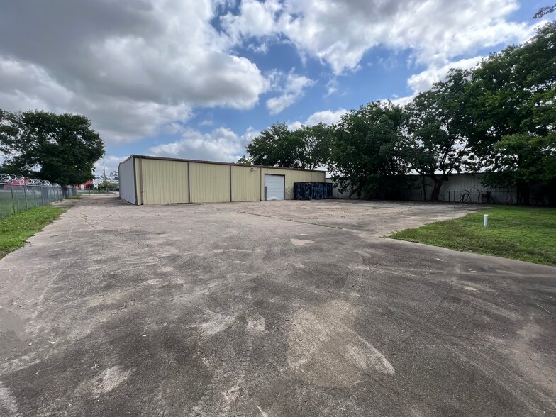 More Photos Of 3831 Pinemont Dr, Houston Warehouse For Lease