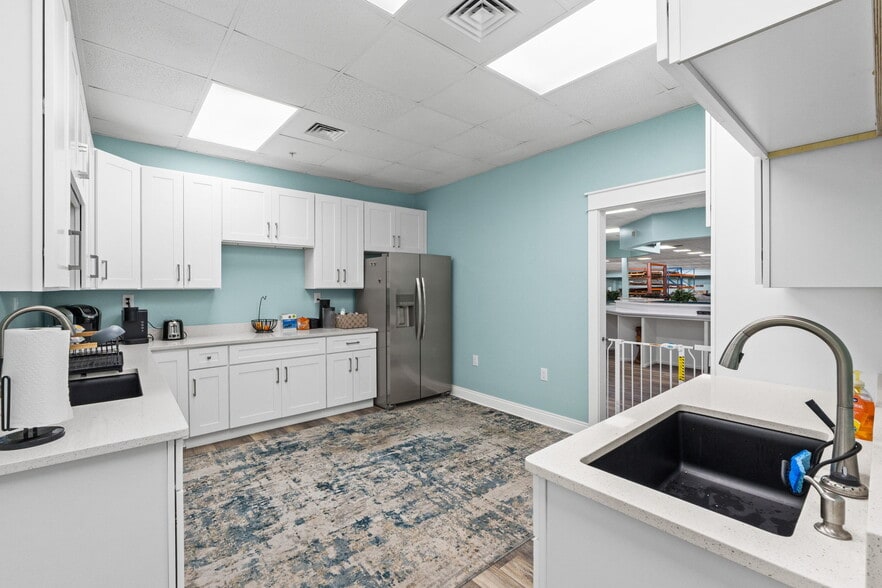 More Photos Of 5420 Hickory St, Panama City Office For Sale