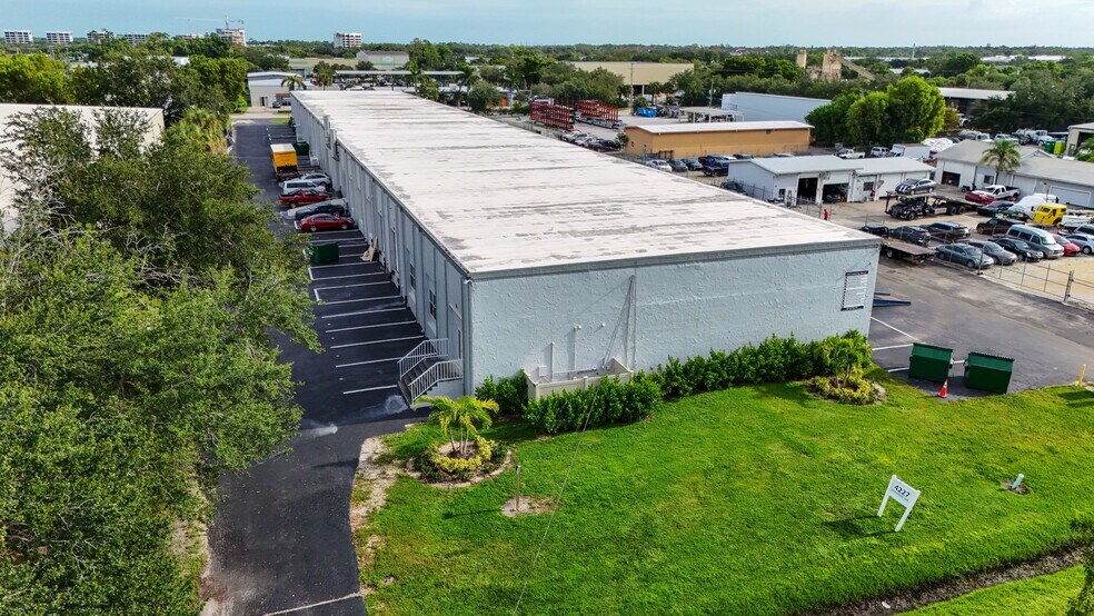 More Photos Of 4227 Enterprise Ave, Naples Warehouse For Lease