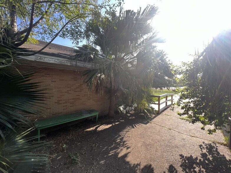 More Photos Of 1120 E Sen Carlos Truan Blvd, Kingsville Restaurant For Sale