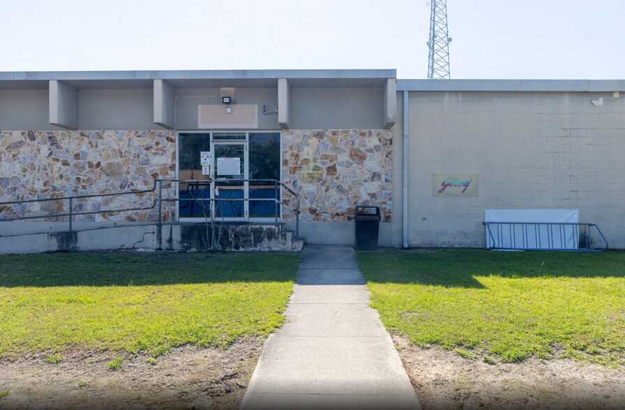 More Photos Of 42 Ross Rd, Savannah Warehouse For Sale