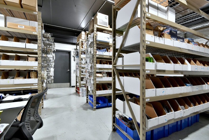 More Photos Of 6363 W 73rd St, Bedford Park Manufacturing For Lease