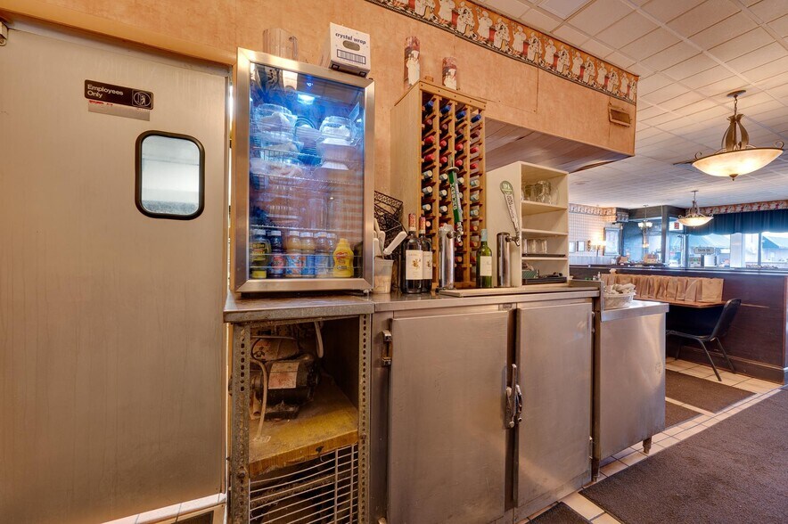 More Photos Of 3011 Pine Ave, Niagara Falls Restaurant For Sale