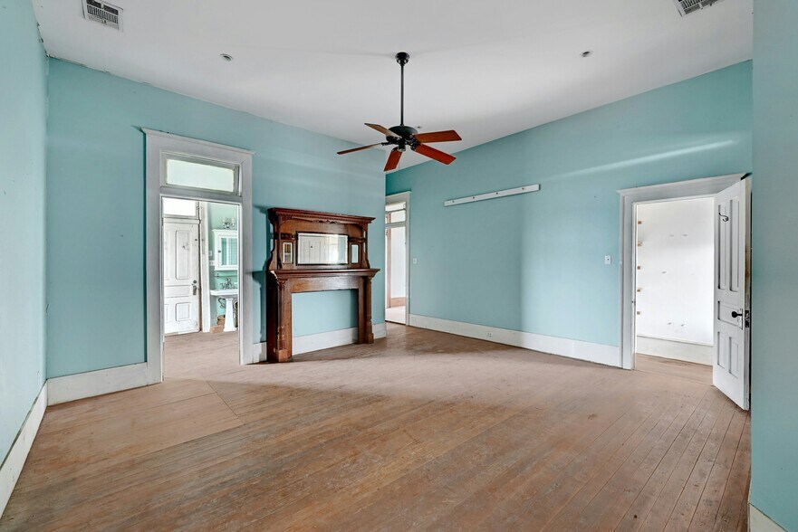 More Photos Of 709 N Lexington St, Manor Specialty For Sale