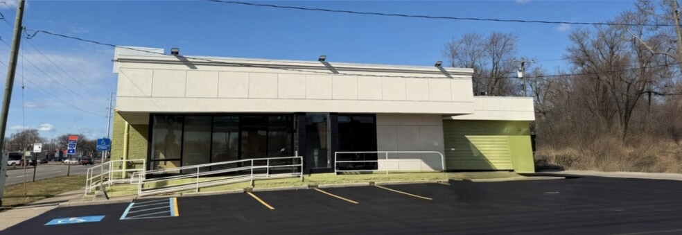 More Photos Of 13630 W Eight Mile Rd, Oak Park Freestanding For Sale