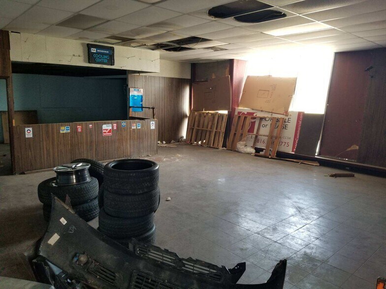 More Photos Of 1015 State Ave, Kansas City Showroom For Sale