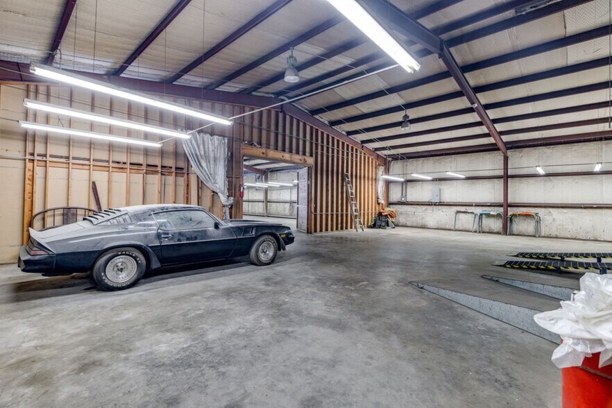 More Photos Of 805 Elm St, Bastrop Distribution For Sale