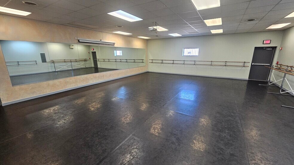 More Photos Of 850 N West End Blvd, Quakertown Freestanding For Sale