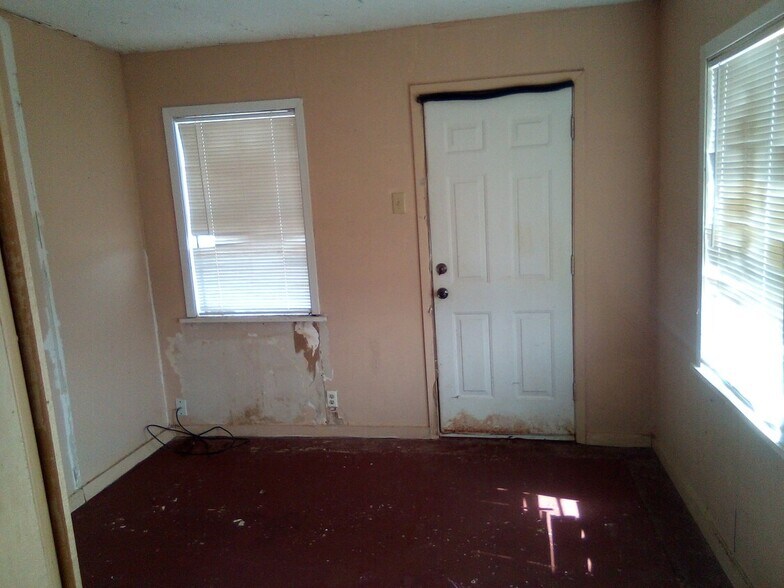 More Photos Of 386 S Commerce St, Big Wells Land For Sale