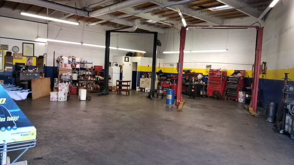 More Photos Of 5569 Reseda Blvd, Tarzana Auto Repair For Lease