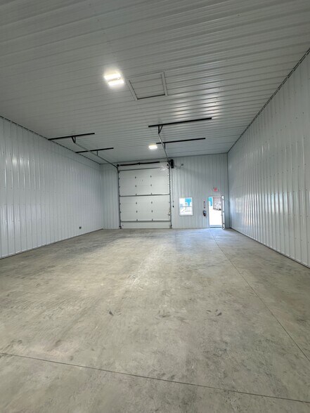 More Photos Of 800 Eastport Drive, Lancaster Warehouse For Lease