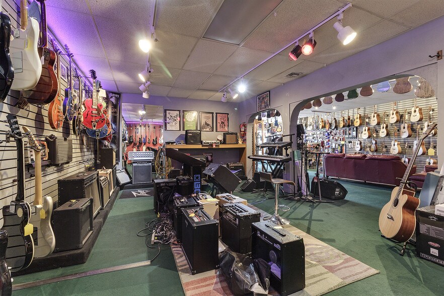 More Photos Of 1105 N Riverside Ave, Medford Freestanding For Sale